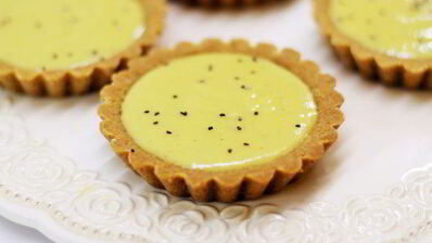 тарталетки с киви и клубникой