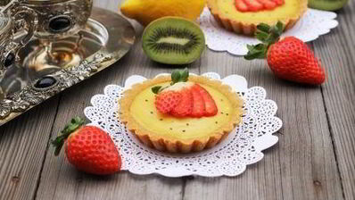 тарталетки с киви и клубникой