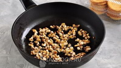 тарталетки с копченой курицей и грибами