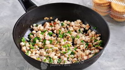 тарталетки с копченой курицей и грибами