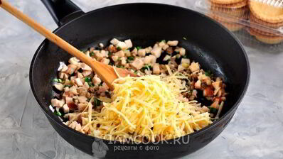 тарталетки с копченой курицей и грибами