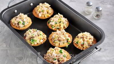 тарталетки с копченой курицей и грибами