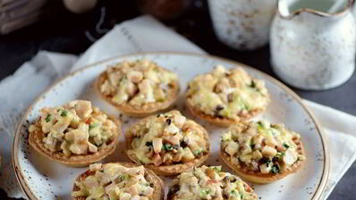 тарталетки с копченой курицей и грибами