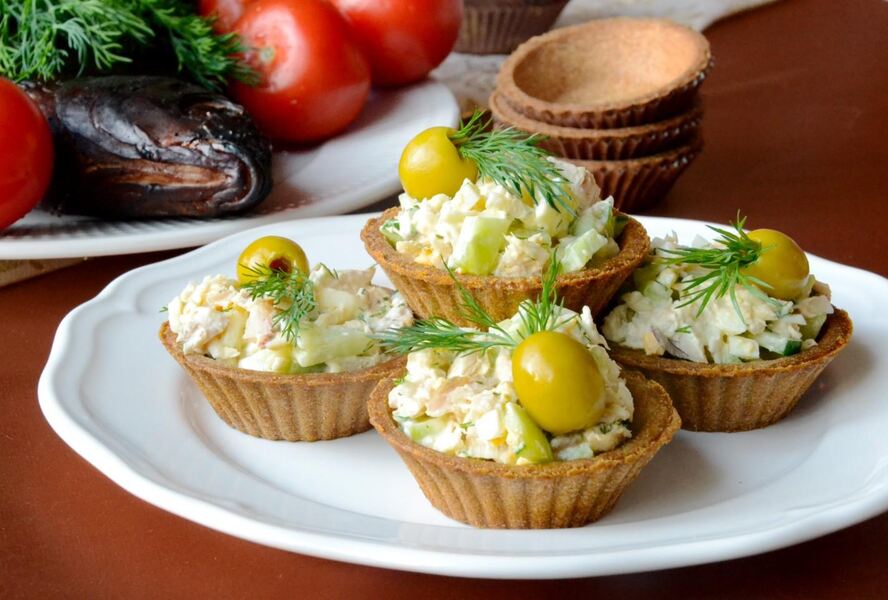 Тарталетки с копченой рыбой и огурцом