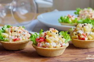 Тарталетки с крабовыми палочками и ананасом