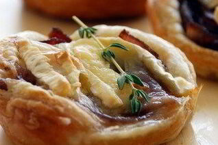 Тарталетки с красным луком и сыром