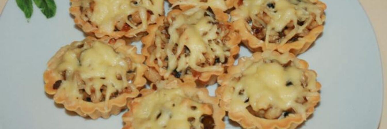 Тарталетки с курицей и грибами