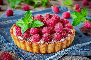 Тарталетки с малиной и горьким шоколадом