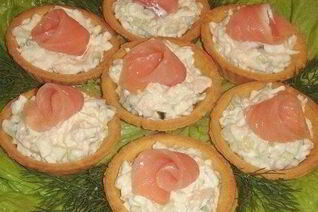 Тарталетки с огурцом и красной рыбой