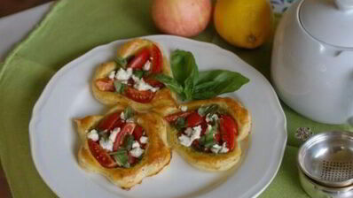 тарталетки с помидорами и соусом песто