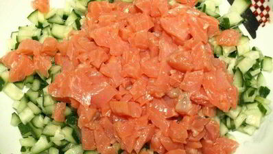 тарталетки с салатом из слабосоленой форели и красной икрой