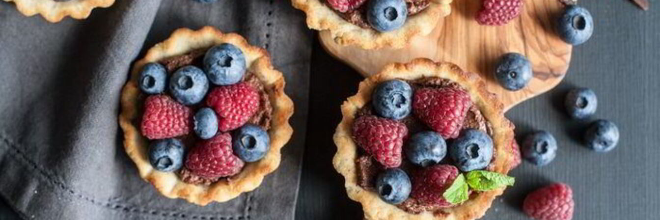 Тарталетки с шоколадным кремом и ягодами