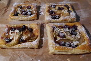 Тарталетки с яблоками и голубикой