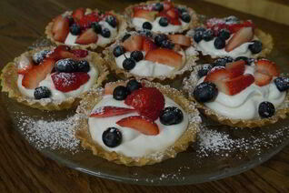 Тарталетки с ягодами и взбитыми сливками