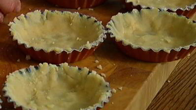 тарталетки с ягодами и взбитыми сливками