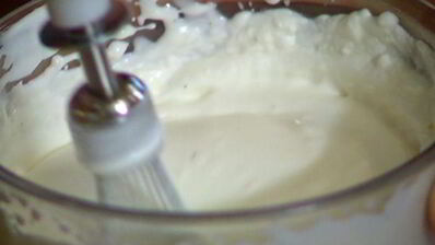 тарталетки с ягодами и взбитыми сливками