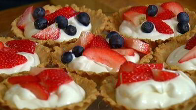 тарталетки с ягодами и взбитыми сливками