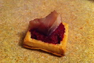 Тарталетки со свекольной начинкой и сельдью