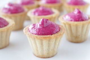 Тарталетки со свекольным муссом и сельдью