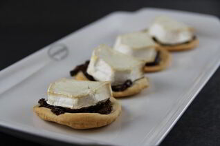 Закусочные тарталетки из песочного теста с козьим сыром и луковым джемом