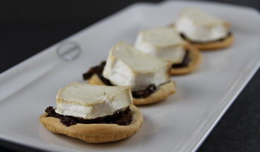 Рецепт закусочных тарталеток из песочного теста с козьим сыром и луковым джемом