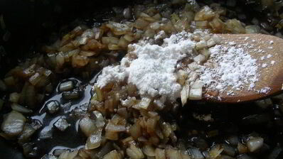 закусочные тарталетки из песочного теста с козьим сыром и луковым джемом