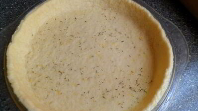 лимонный тарт с помидорками черри, моцареллой и бастурмой