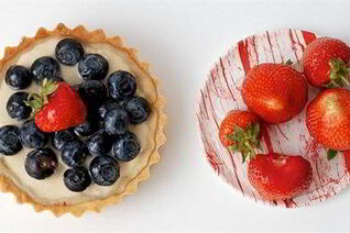 Маленькие тарты из песочного теста с творожным кремом и ягодами