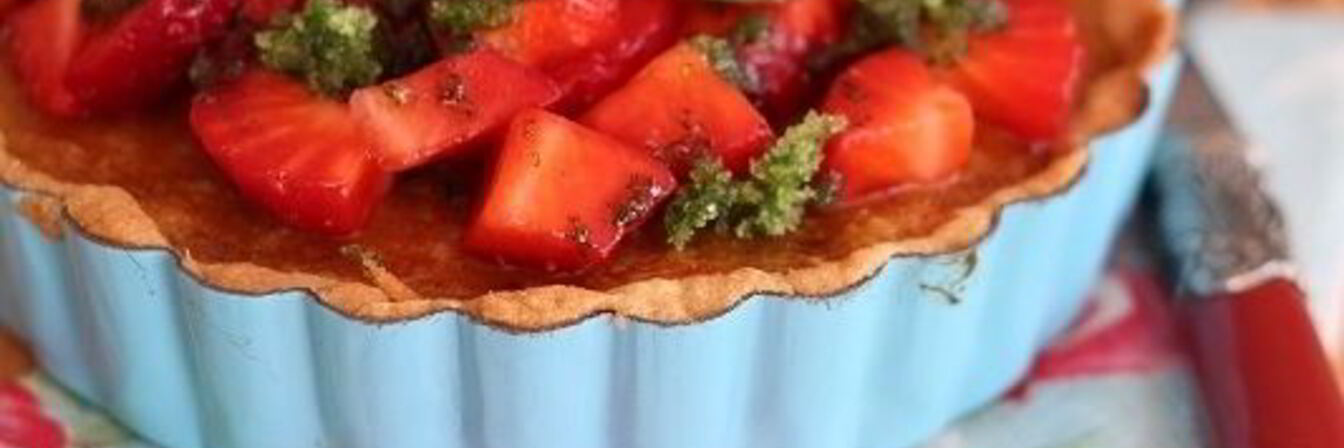 Персиковый тарт с клубничной сальсой