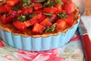 Персиковый тарт с клубничной сальсой