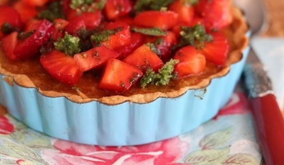 Рецепт персикового тарта с клубничной сальсой