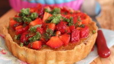 персиковый тарт с клубничной сальсой