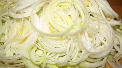 тарт 3 сыра с пореем, балыком и оливками