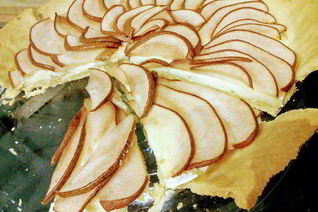 Тарт с камамбером и грушей