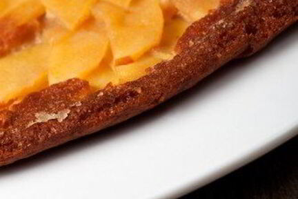 Тарт с карамелизованными яблоками