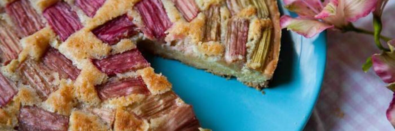 Тарт с ревенем и миндалем