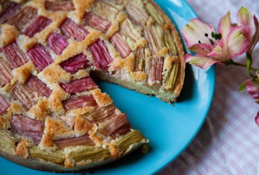 Тарт с ревенем и миндалем