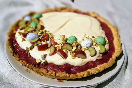 Тарт с ревенем и сливочным кремом