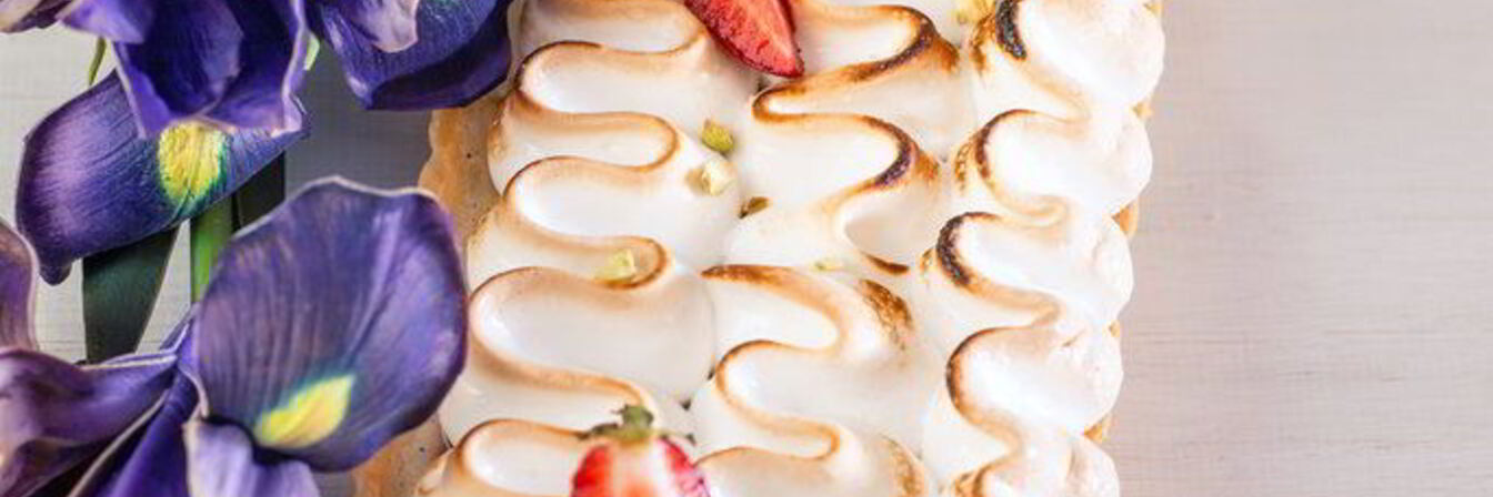 Тарт с ревенем, заварным кремом и меренгой