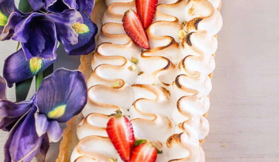 Рецепт тарта с ревенем, заварным кремом и меренгой