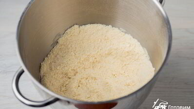 тарт с ревенем, заварным кремом и меренгой