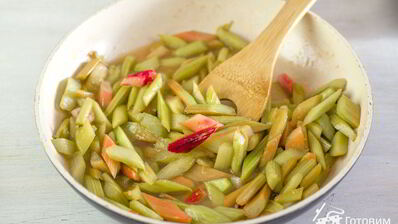 тарт с ревенем, заварным кремом и меренгой