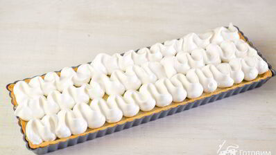 тарт с ревенем, заварным кремом и меренгой