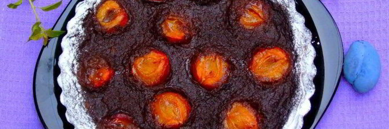 Тарт с шоколадным кремом и сливами