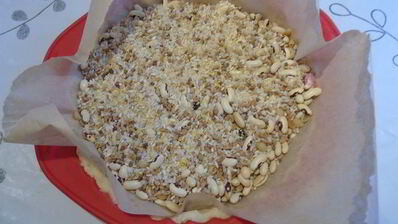 тарт с шоколадным кремом и сливами