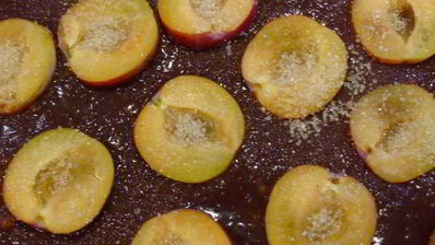 тарт с шоколадным кремом и сливами