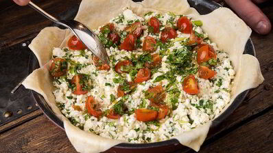 тарт с творогом, помидорами черри и базиликом