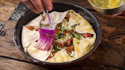 тарт с творогом, помидорами черри и базиликом