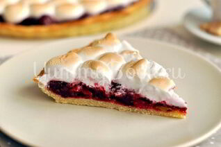 Тарт с вишней и меренгой