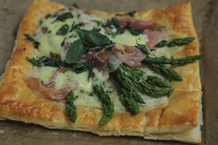 Тарт со спаржей, ветчиной и пармезаном